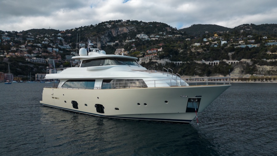 La Pausa profile at anchor